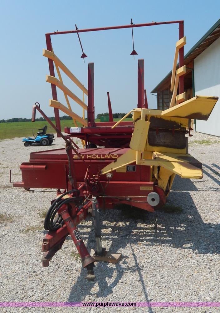 image for item I4355 New Holland 1002 Stackliner bale wagon