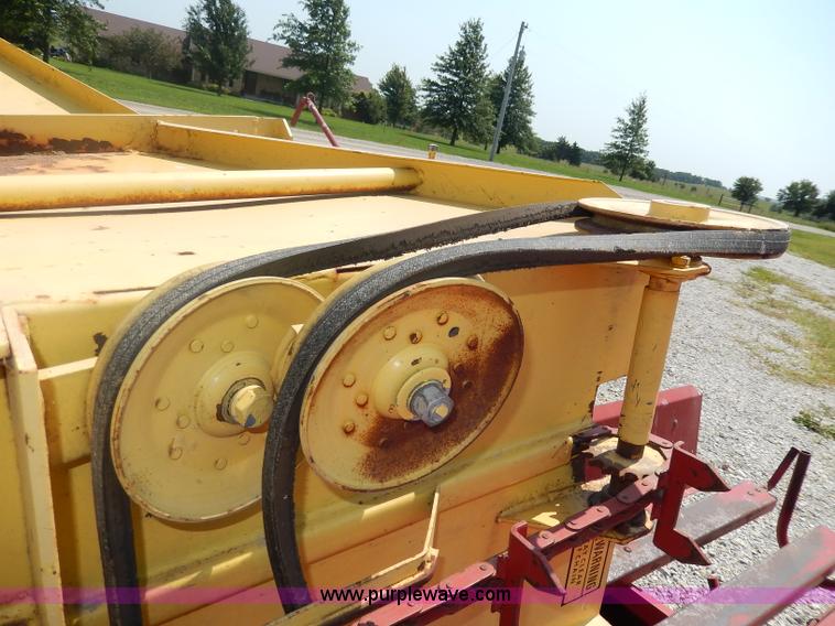 image for item I4355 New Holland 1002 Stackliner bale wagon