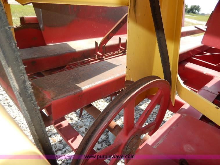 image for item I4355 New Holland 1002 Stackliner bale wagon