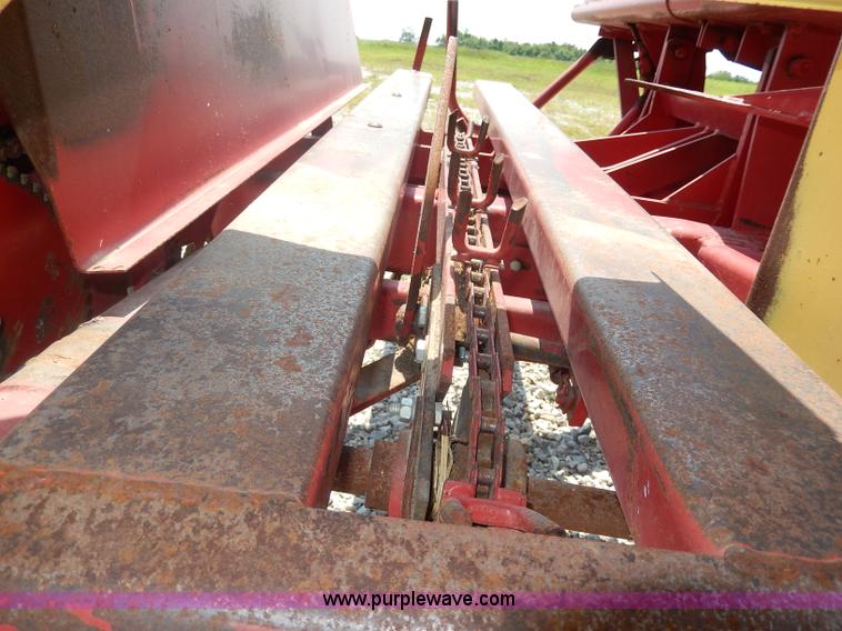 image for item I4355 New Holland 1002 Stackliner bale wagon