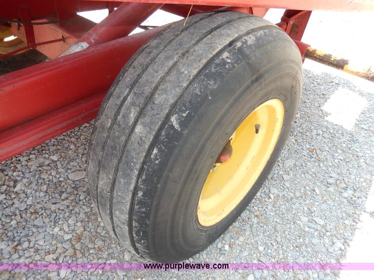 image for item I4355 New Holland 1002 Stackliner bale wagon