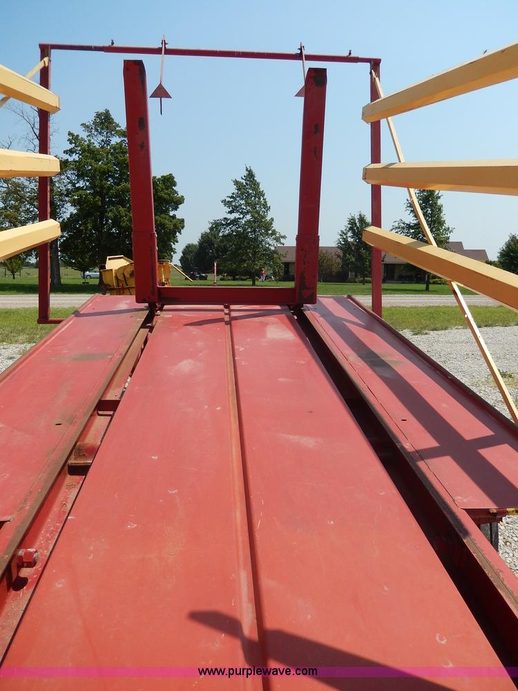 image for item I4355 New Holland 1002 Stackliner bale wagon
