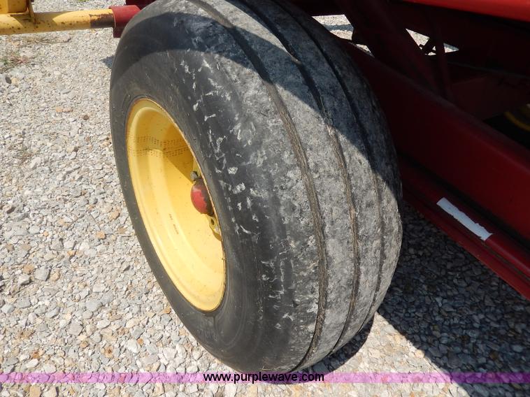 image for item I4355 New Holland 1002 Stackliner bale wagon
