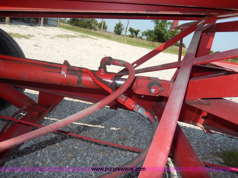 image for item I4355 New Holland 1002 Stackliner bale wagon