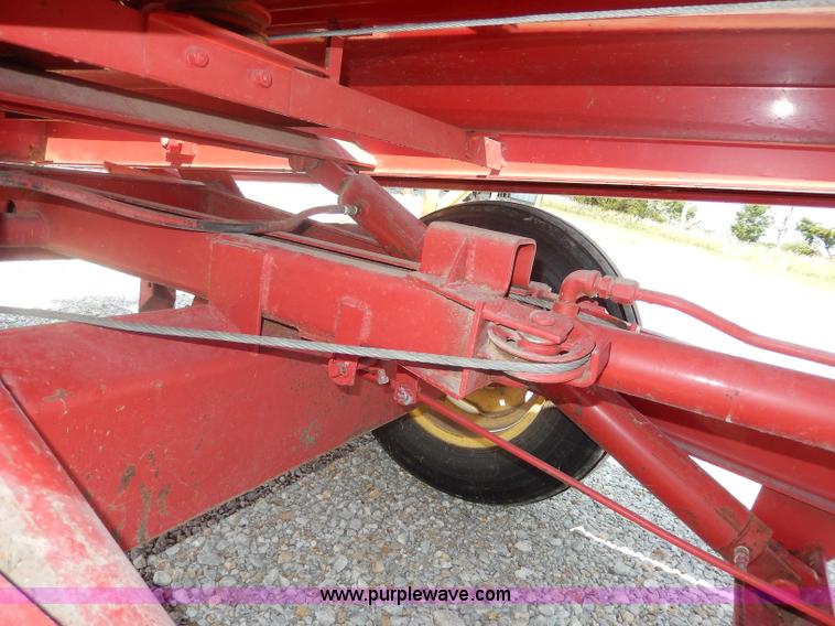 image for item I4355 New Holland 1002 Stackliner bale wagon