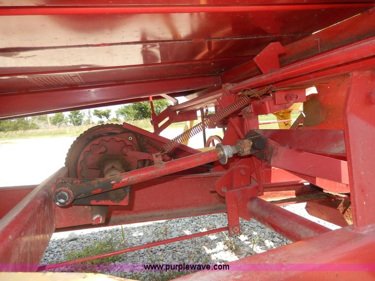 image for item I4355 New Holland 1002 Stackliner bale wagon