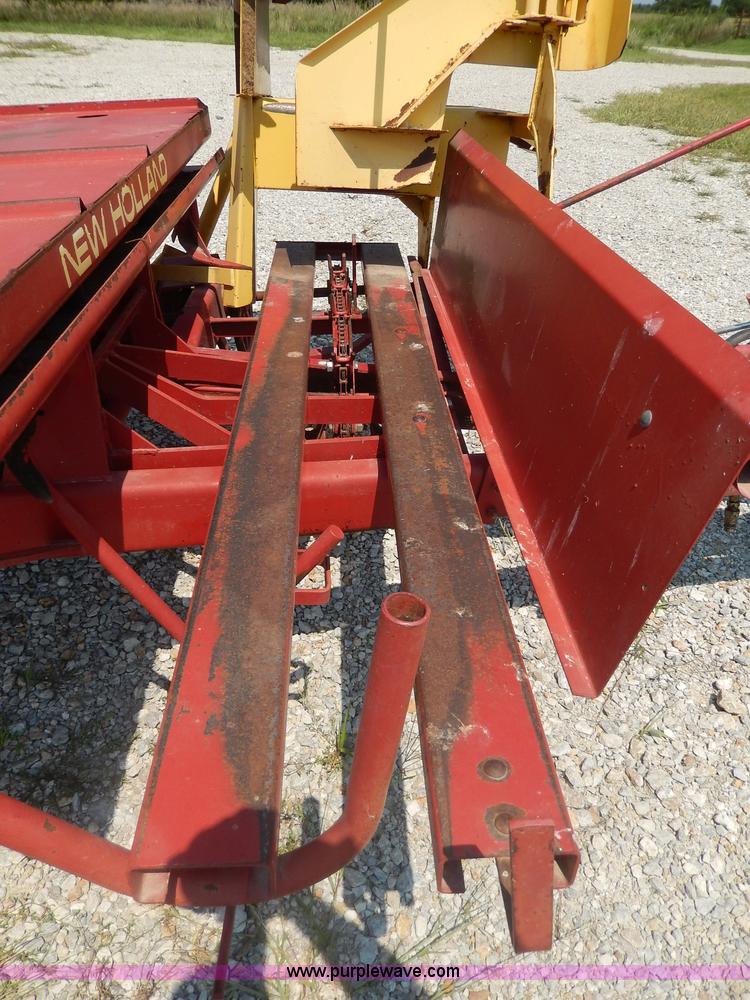 image for item I4355 New Holland 1002 Stackliner bale wagon
