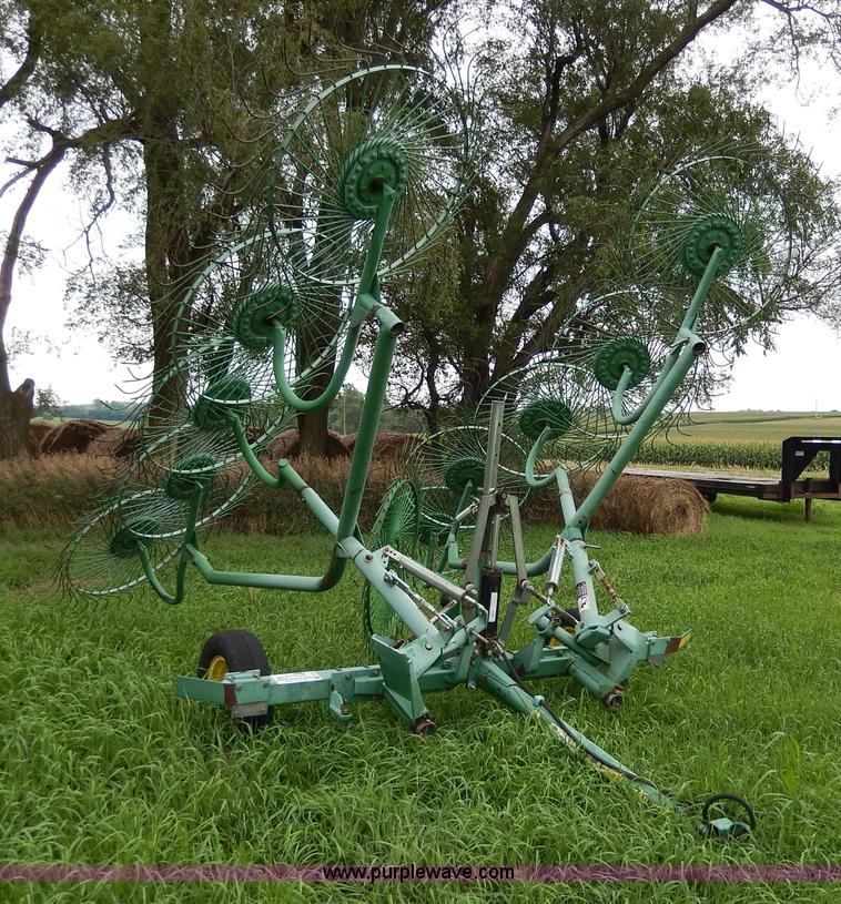 image for item I4372 John Deere 702 hay rake