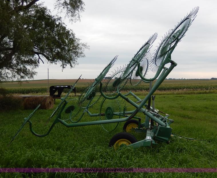 image for item I4372 John Deere 702 hay rake