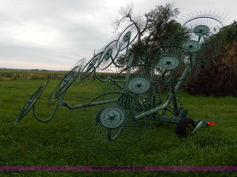 image for item I4372 John Deere 702 hay rake