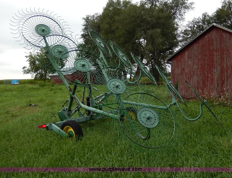 image for item I4372 John Deere 702 hay rake