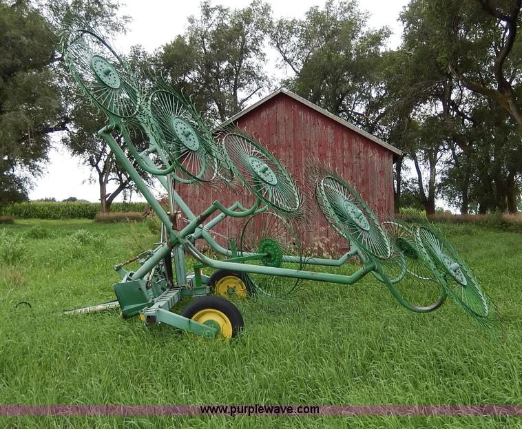 image for item I4372 John Deere 702 hay rake