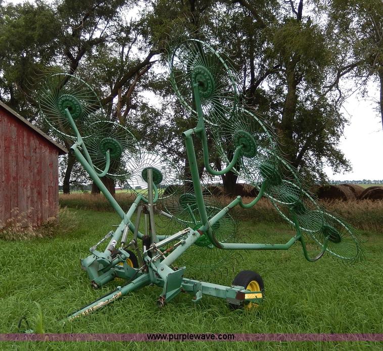 image for item I4372 John Deere 702 hay rake