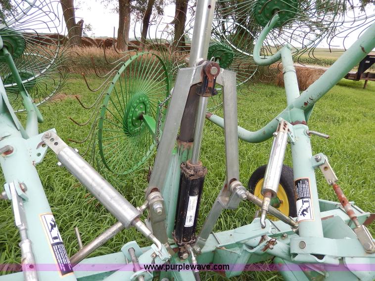 image for item I4372 John Deere 702 hay rake