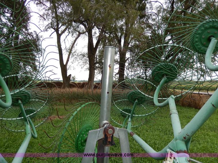 image for item I4372 John Deere 702 hay rake