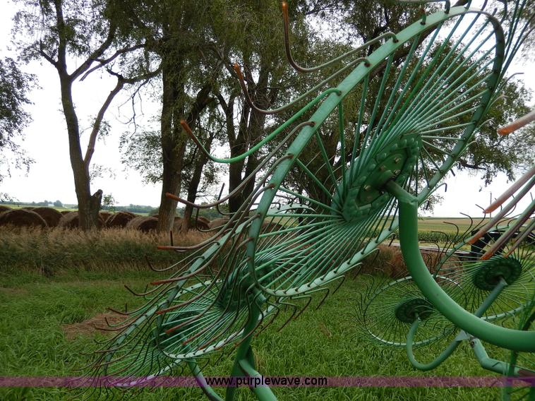 image for item I4372 John Deere 702 hay rake