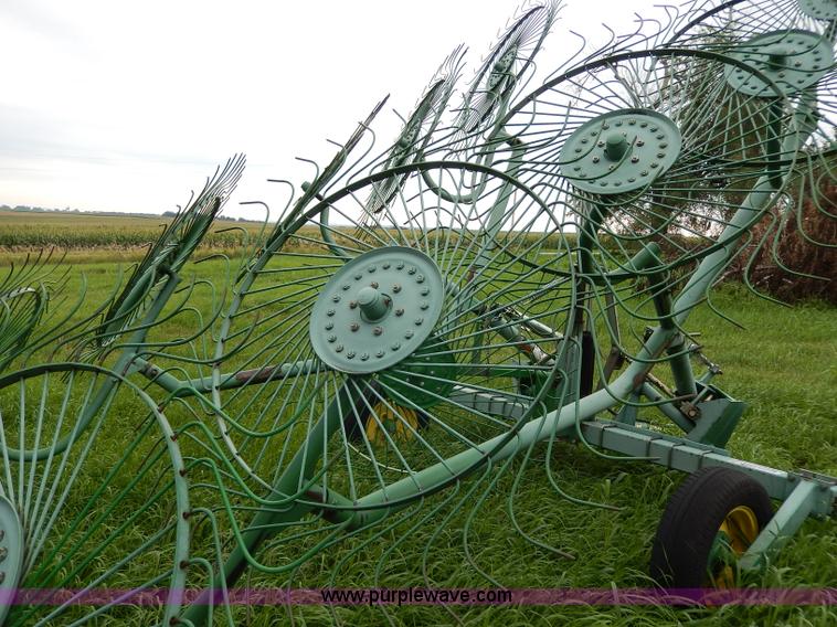 image for item I4372 John Deere 702 hay rake