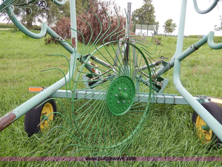 image for item I4372 John Deere 702 hay rake