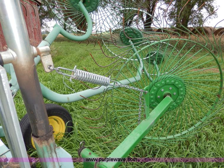 image for item I4372 John Deere 702 hay rake