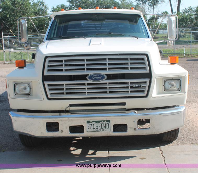 image for item I7948 1990 Ford F700 flatbed hauler truck
