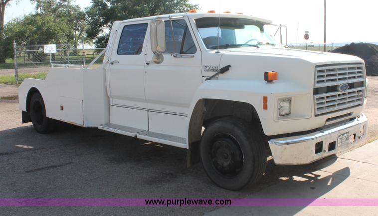 image for item I7948 1990 Ford F700 flatbed hauler truck