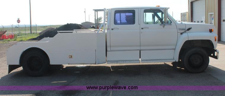 image for item I7948 1990 Ford F700 flatbed hauler truck