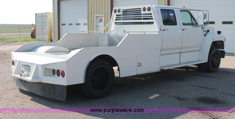 image for item I7948 1990 Ford F700 flatbed hauler truck