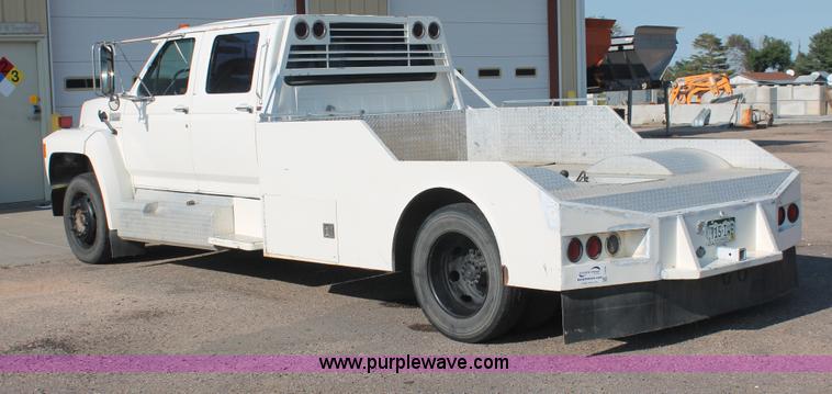 image for item I7948 1990 Ford F700 flatbed hauler truck