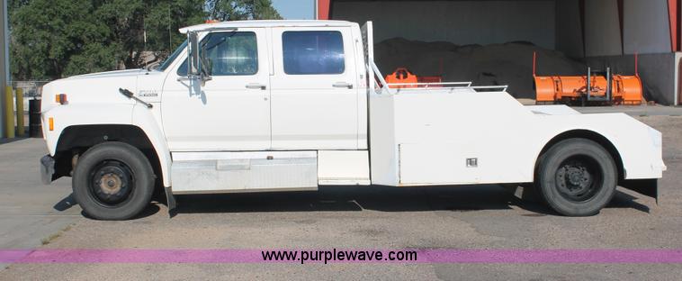 image for item I7948 1990 Ford F700 flatbed hauler truck