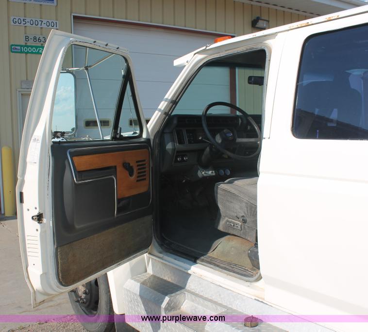 image for item I7948 1990 Ford F700 flatbed hauler truck