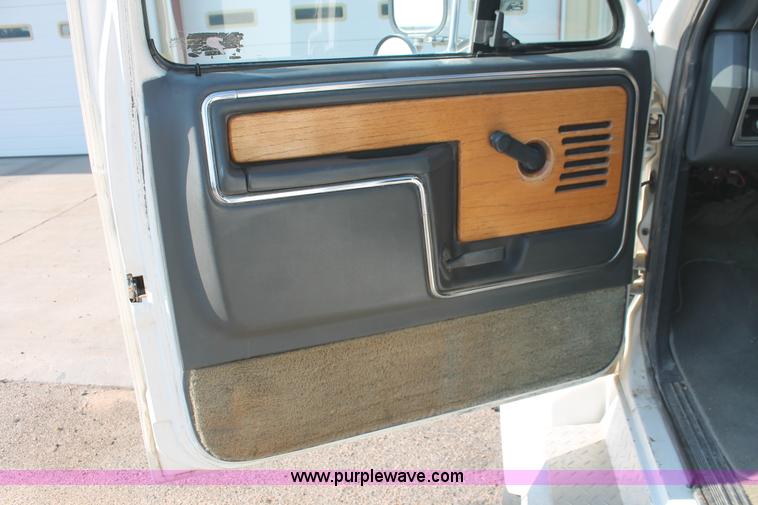 image for item I7948 1990 Ford F700 flatbed hauler truck