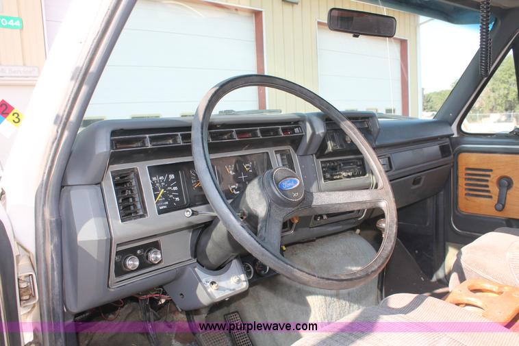 image for item I7948 1990 Ford F700 flatbed hauler truck