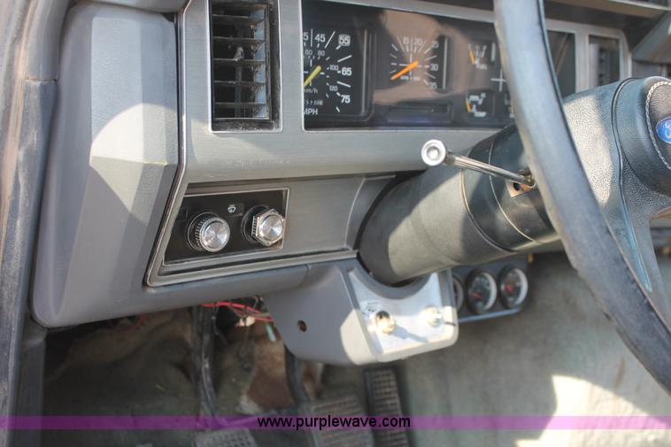 image for item I7948 1990 Ford F700 flatbed hauler truck