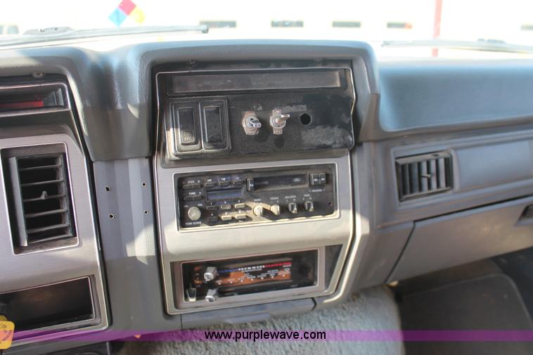 image for item I7948 1990 Ford F700 flatbed hauler truck