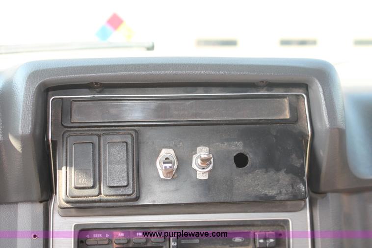 image for item I7948 1990 Ford F700 flatbed hauler truck