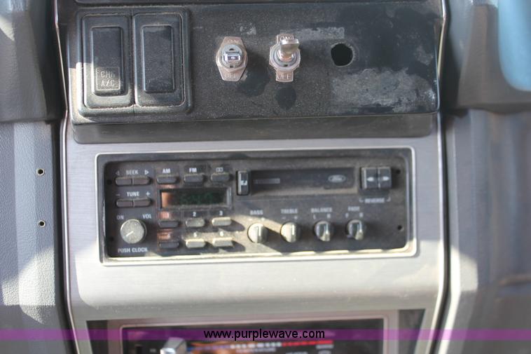 image for item I7948 1990 Ford F700 flatbed hauler truck