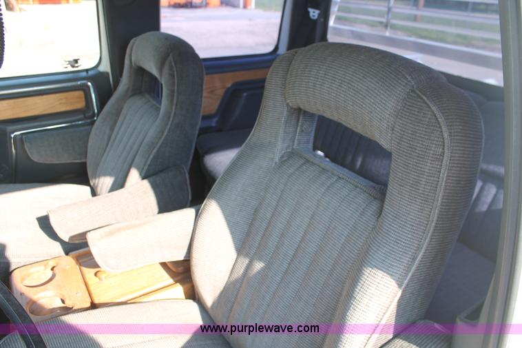 image for item I7948 1990 Ford F700 flatbed hauler truck