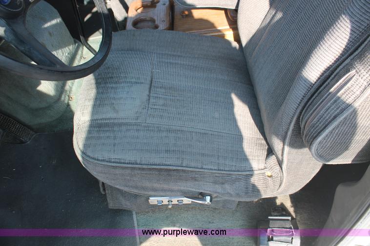 image for item I7948 1990 Ford F700 flatbed hauler truck