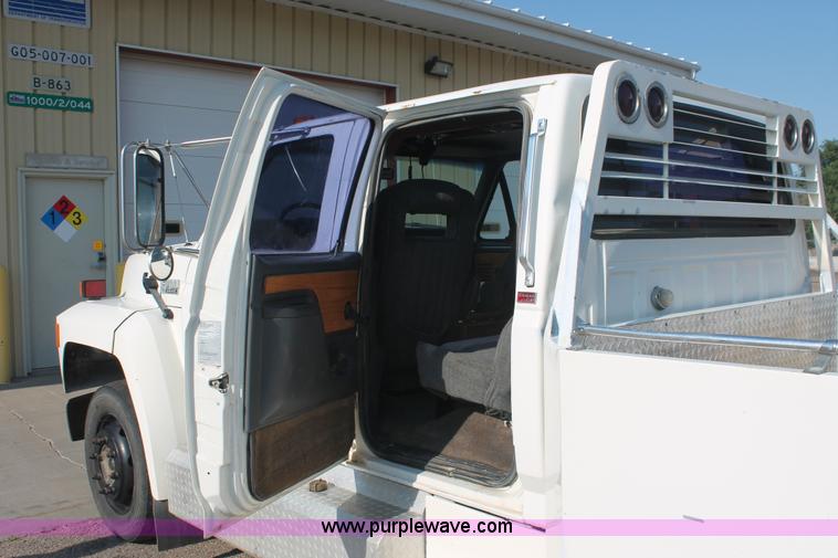 image for item I7948 1990 Ford F700 flatbed hauler truck