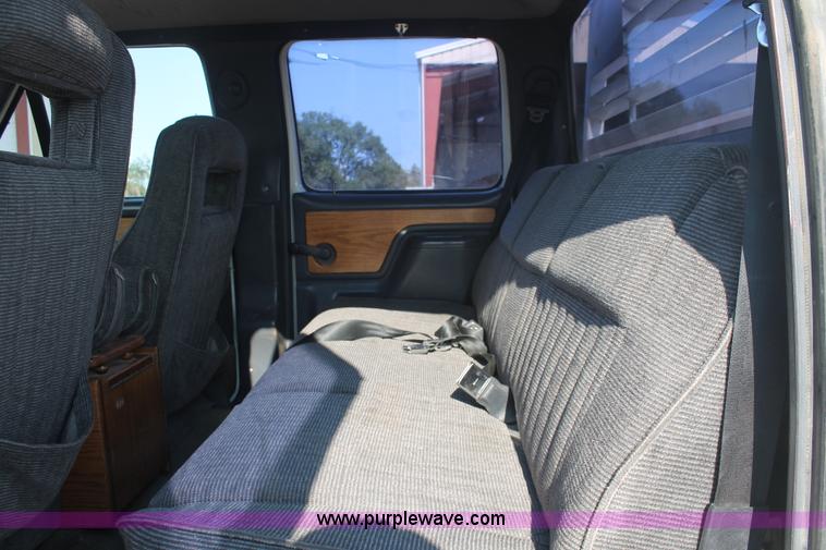 image for item I7948 1990 Ford F700 flatbed hauler truck