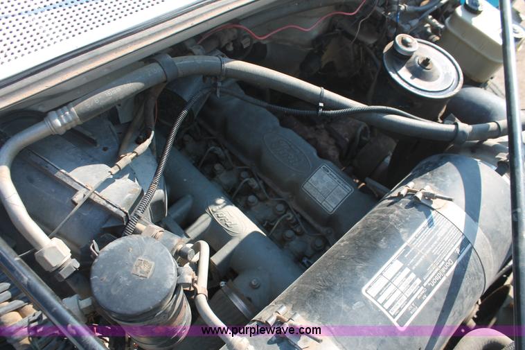 image for item I7948 1990 Ford F700 flatbed hauler truck