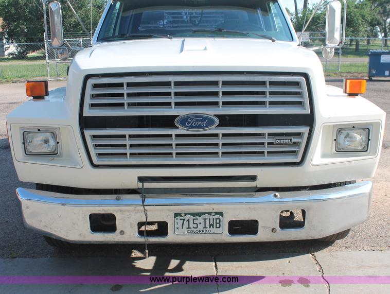 image for item I7948 1990 Ford F700 flatbed hauler truck