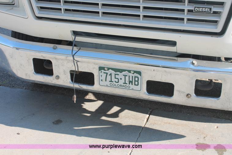 image for item I7948 1990 Ford F700 flatbed hauler truck