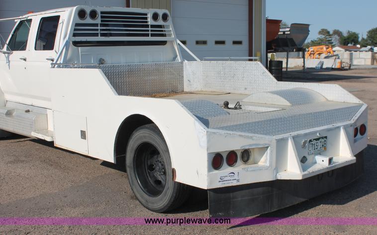 image for item I7948 1990 Ford F700 flatbed hauler truck