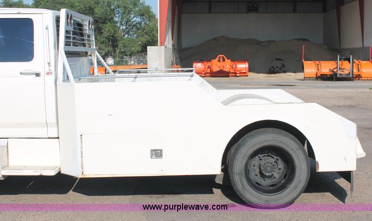 image for item I7948 1990 Ford F700 flatbed hauler truck