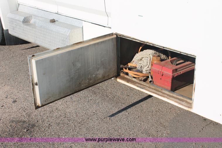 image for item I7948 1990 Ford F700 flatbed hauler truck