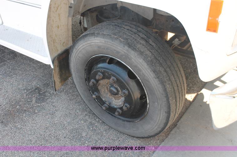 image for item I7948 1990 Ford F700 flatbed hauler truck