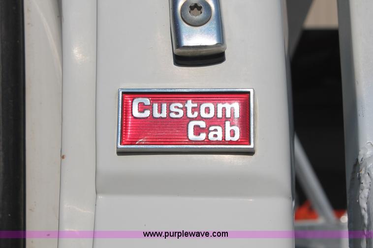 image for item I7948 1990 Ford F700 flatbed hauler truck