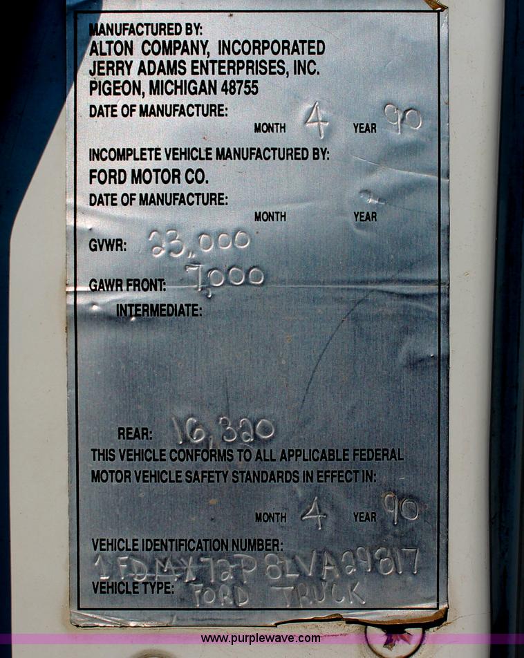 image for item I7948 1990 Ford F700 flatbed hauler truck