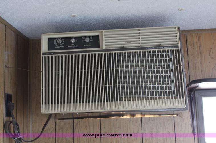 image for item H6638 1988 20' office trailer